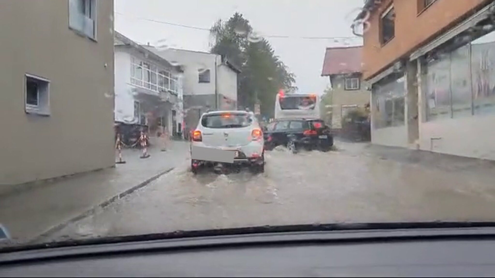 Feuerwehr Im Dauereinsatz Frankenburg Stand Nach Unwetter Unter Wasser